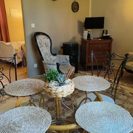 La Des Figuiers Bed & Breakfast 3*